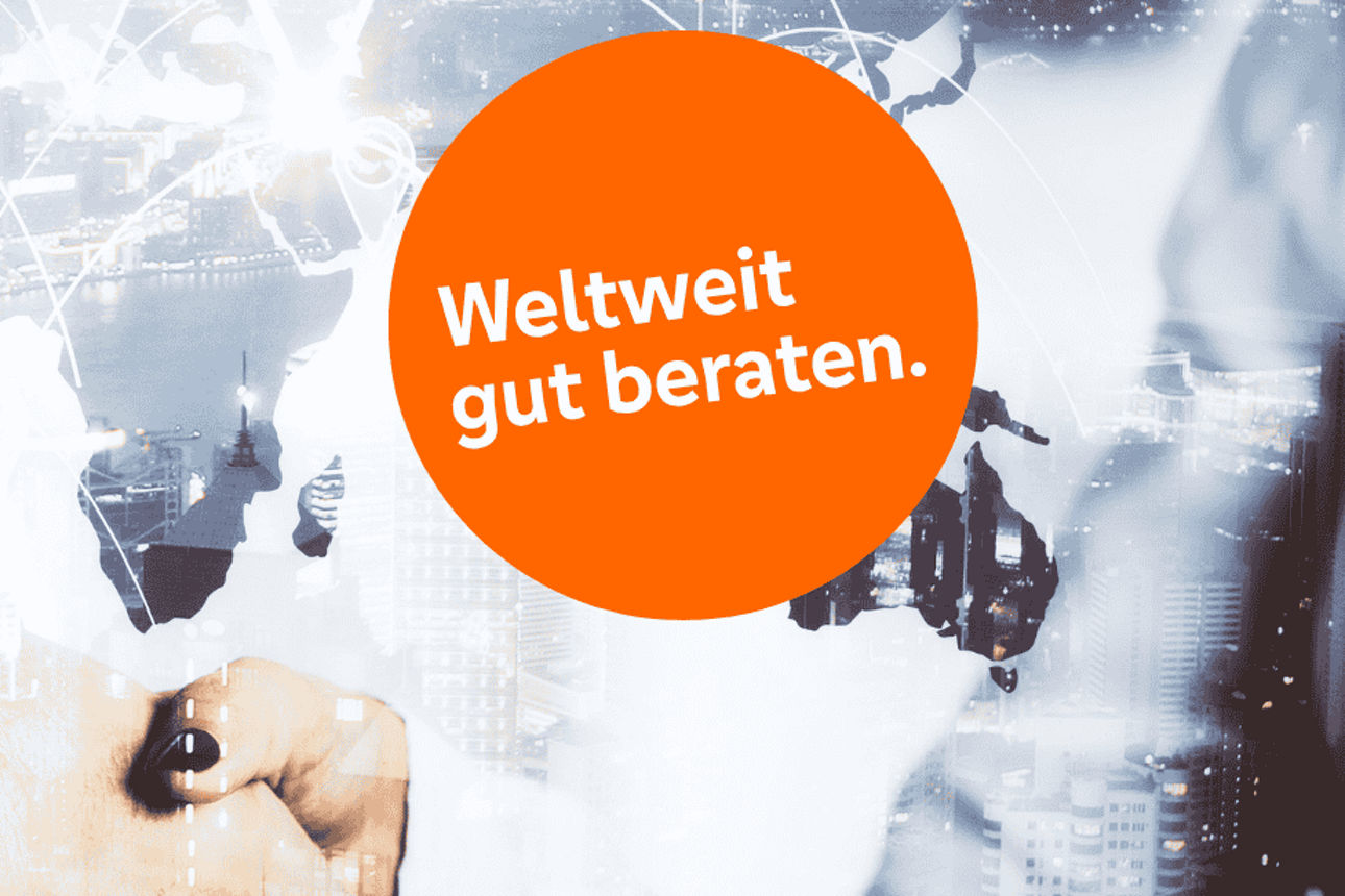 Zwei Hände beim Handschlag vor einer Weltkarte mit dem Schriftzug "Weltweit gut beraten."