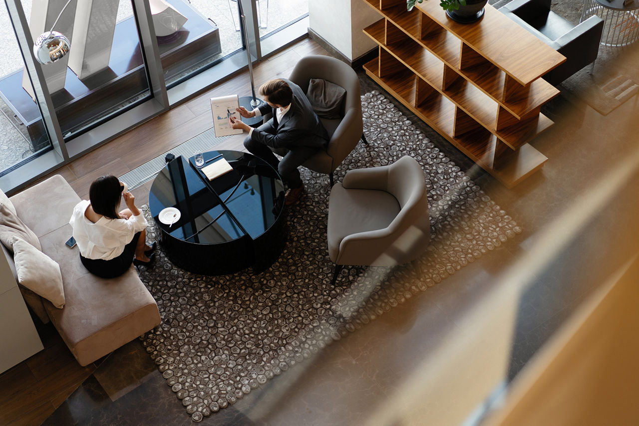 Blick auf ein Bürozimmer von oben