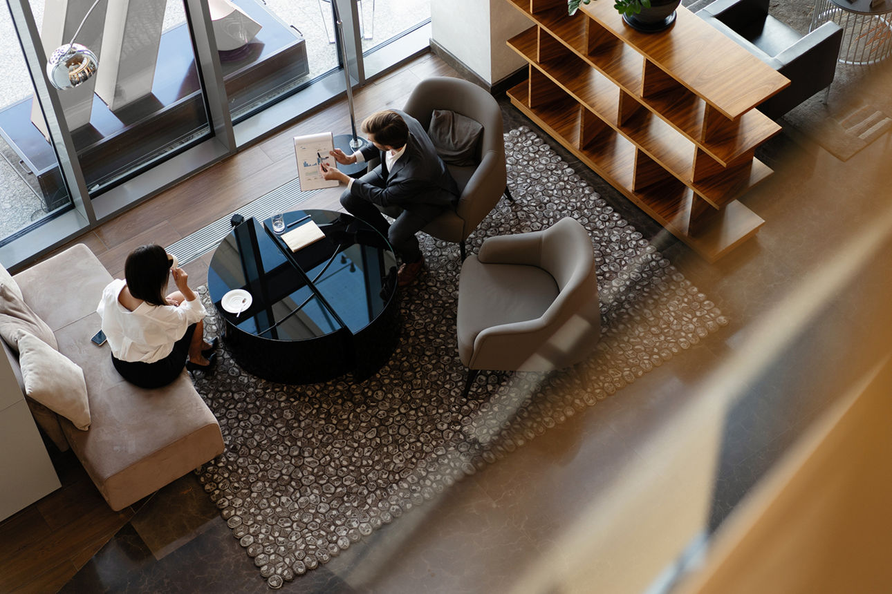 Blick auf ein Bürozimmer von oben