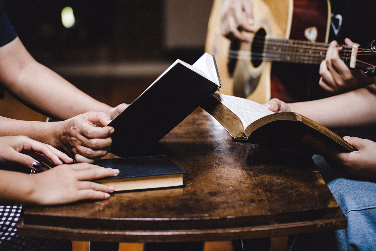 Gitarre und Gesangbücher bei der Konfirmation