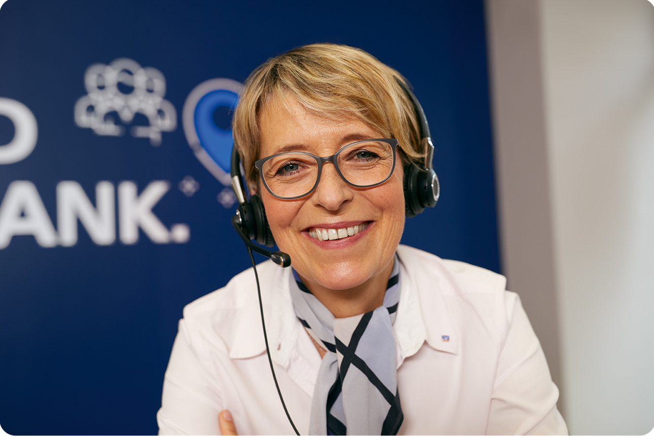 Eine Frau mit einem Headset lächelt in die Kamera