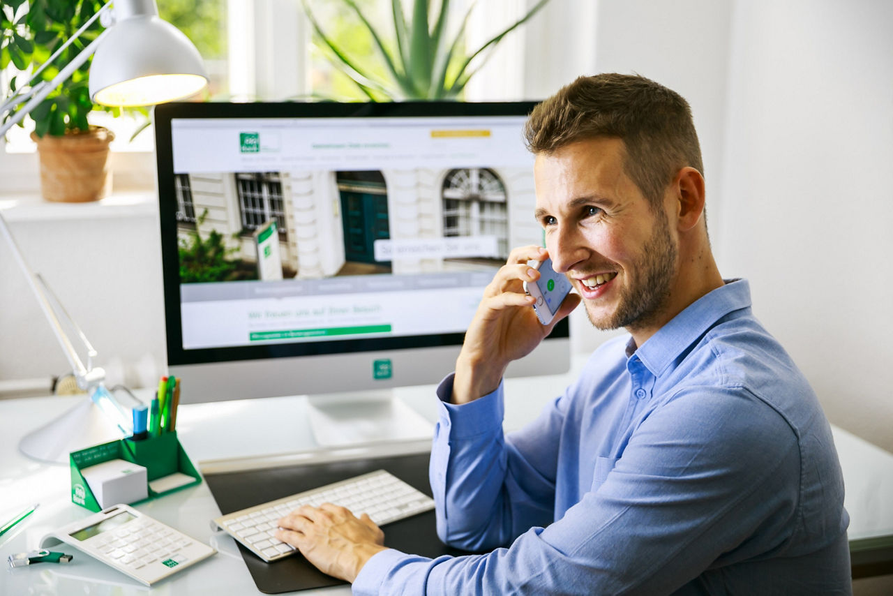 Mann telefoniert mit Handy in der Hand