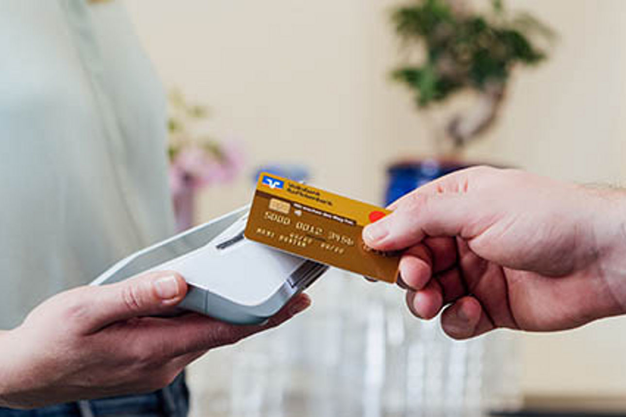 Jemand bezahlt mit seiner Bankkarte an einem Kartenterminal.