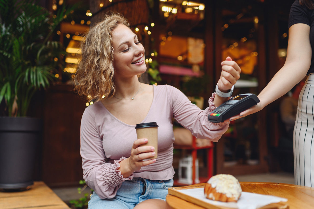 Frau bezahlt per Apple Pay Smartwatch