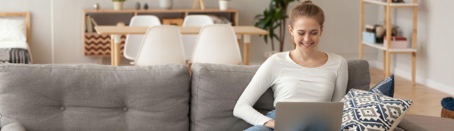 Mädchen sitzt am Laptop