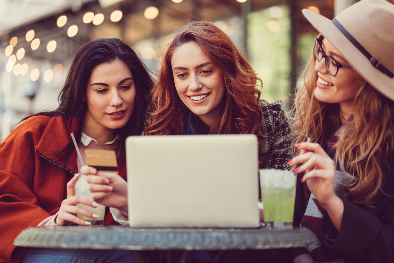 Freundinnen beim Online-Shopping mit Kreditkarte