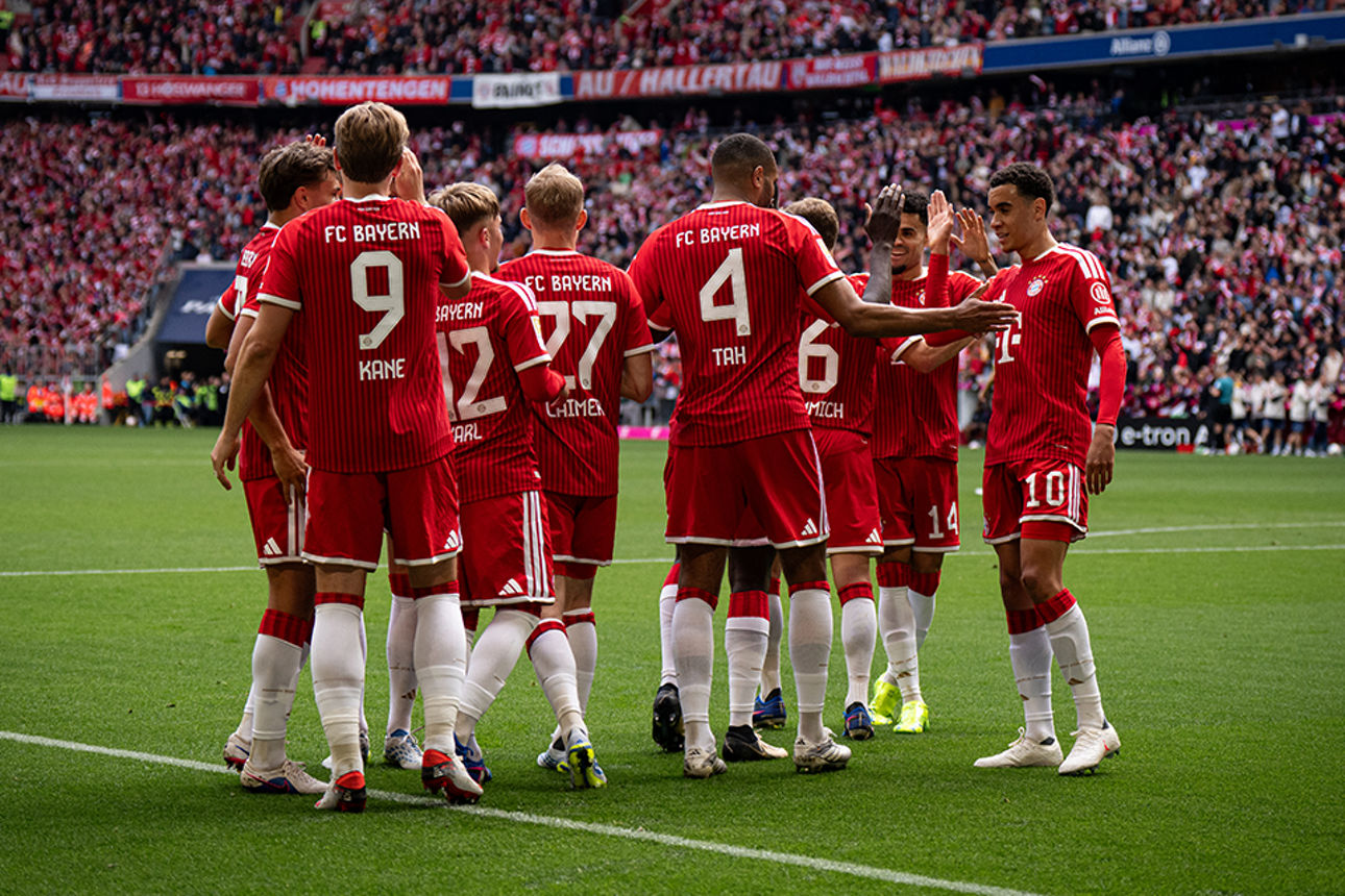 Jubelnde Spieler des FC Bayern München