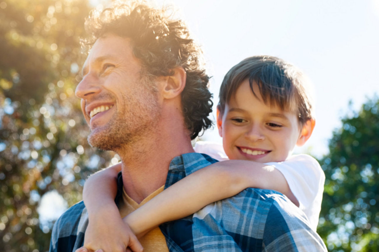 Junge Familie zusammen im grünen 