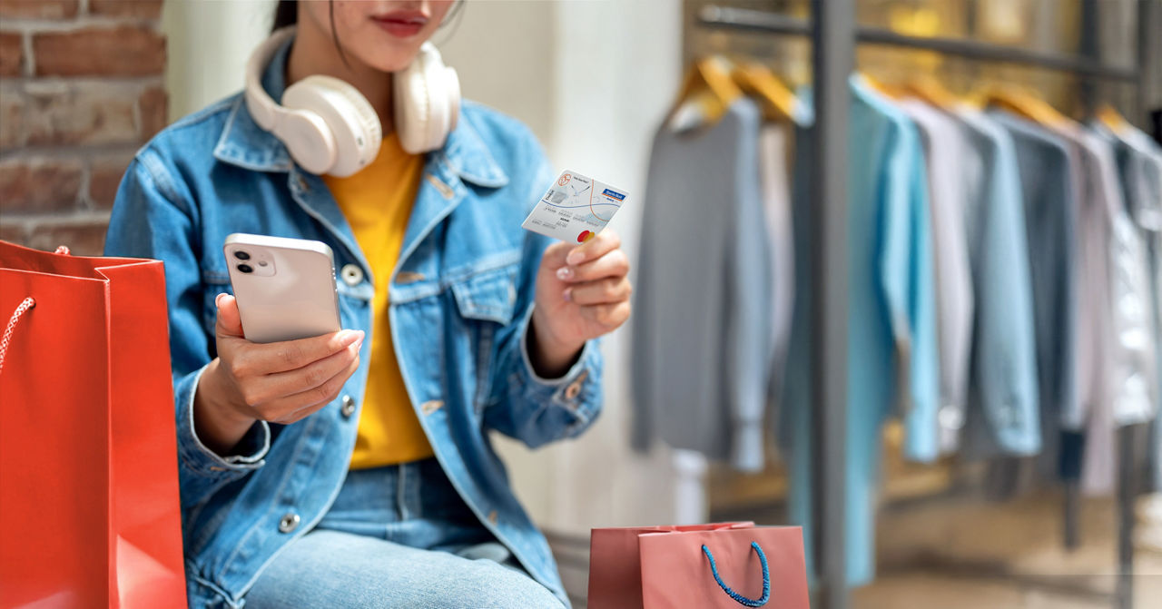 Kundin nutzt ihre Kontokarte Debit Mastercard für das Shopping