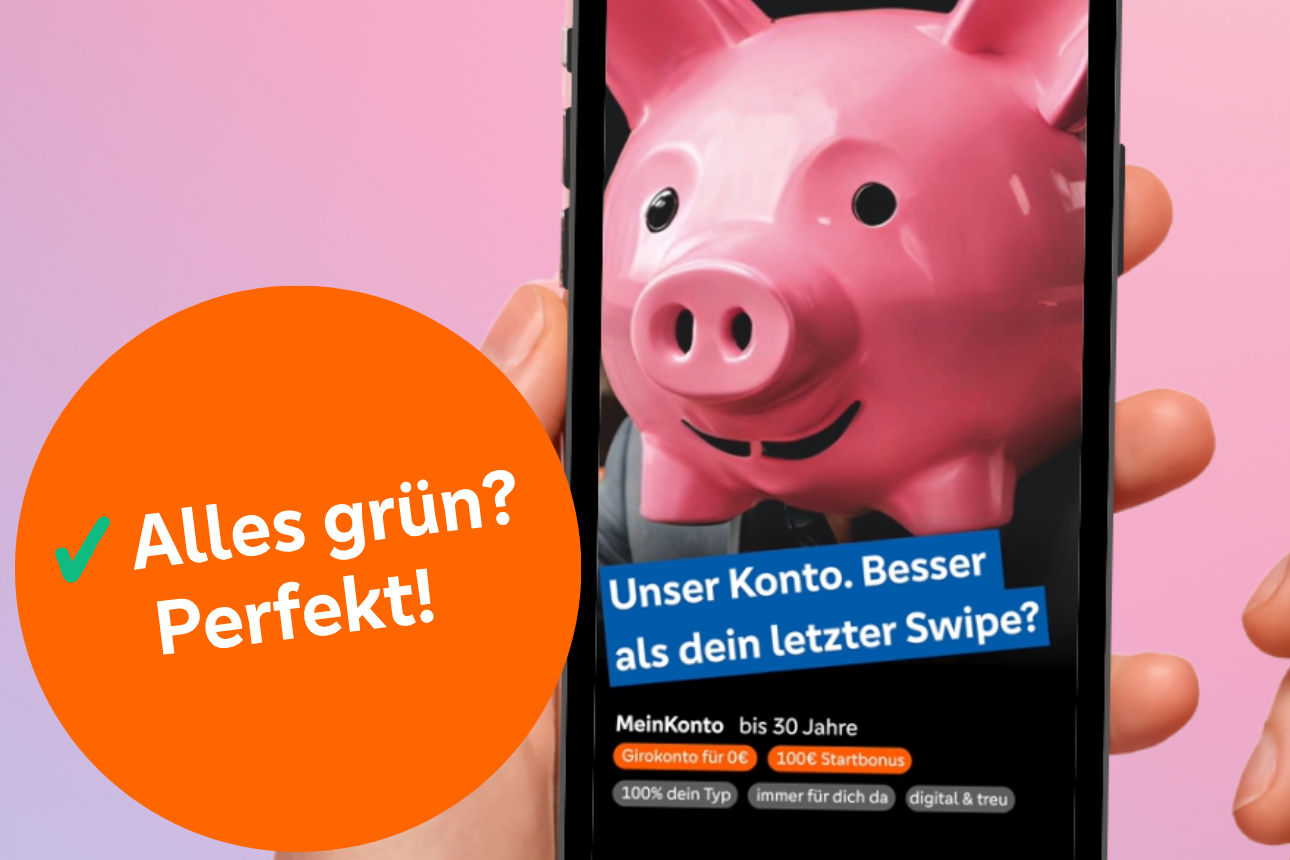 Smartphone zeigt Person mit rosa Sparschwein-Maske und Werbetext für ein Girokonto mit Startbonus.