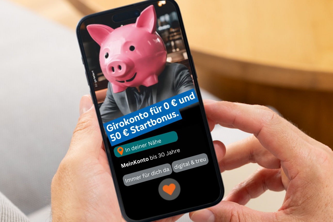 Person hat Smartphone in der Hand