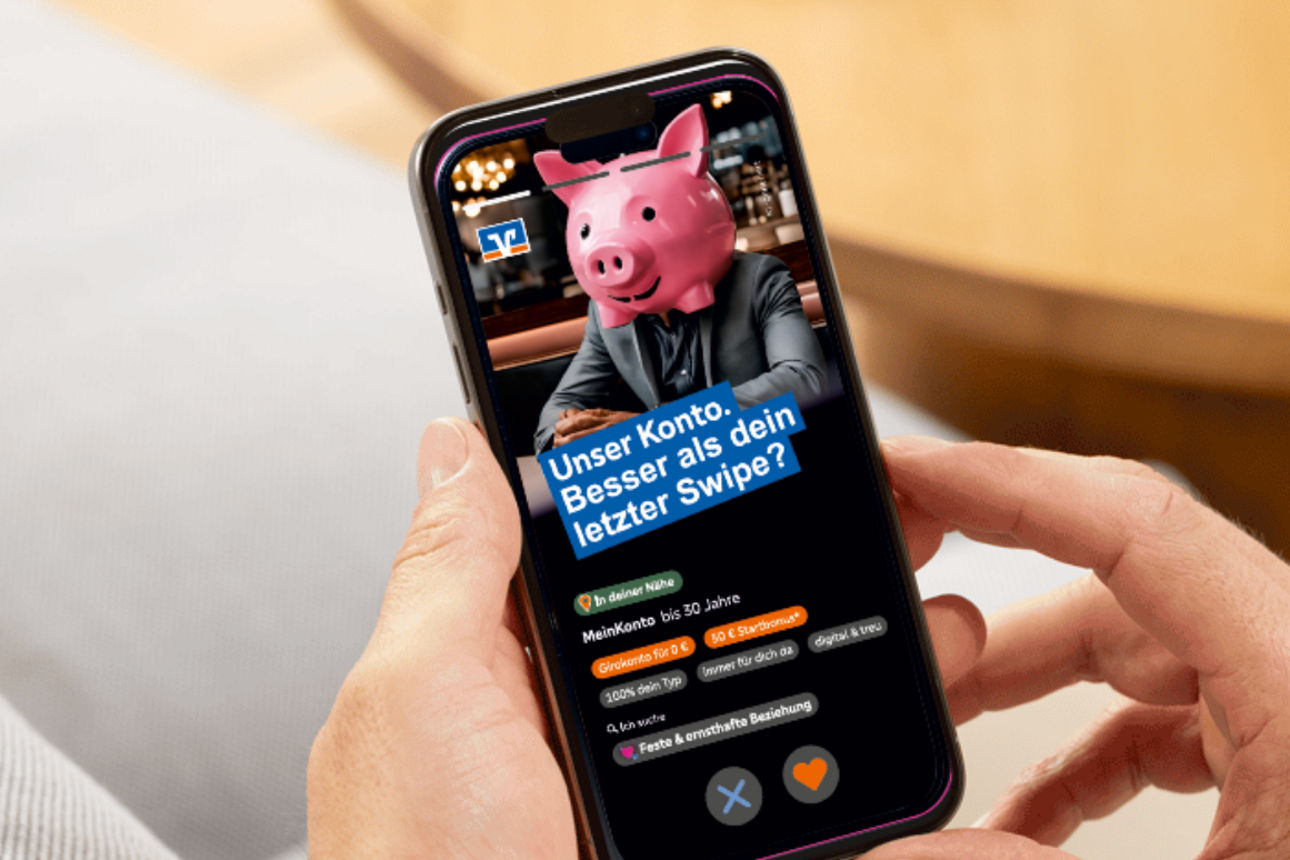 Person hat Smartphone in der Hand