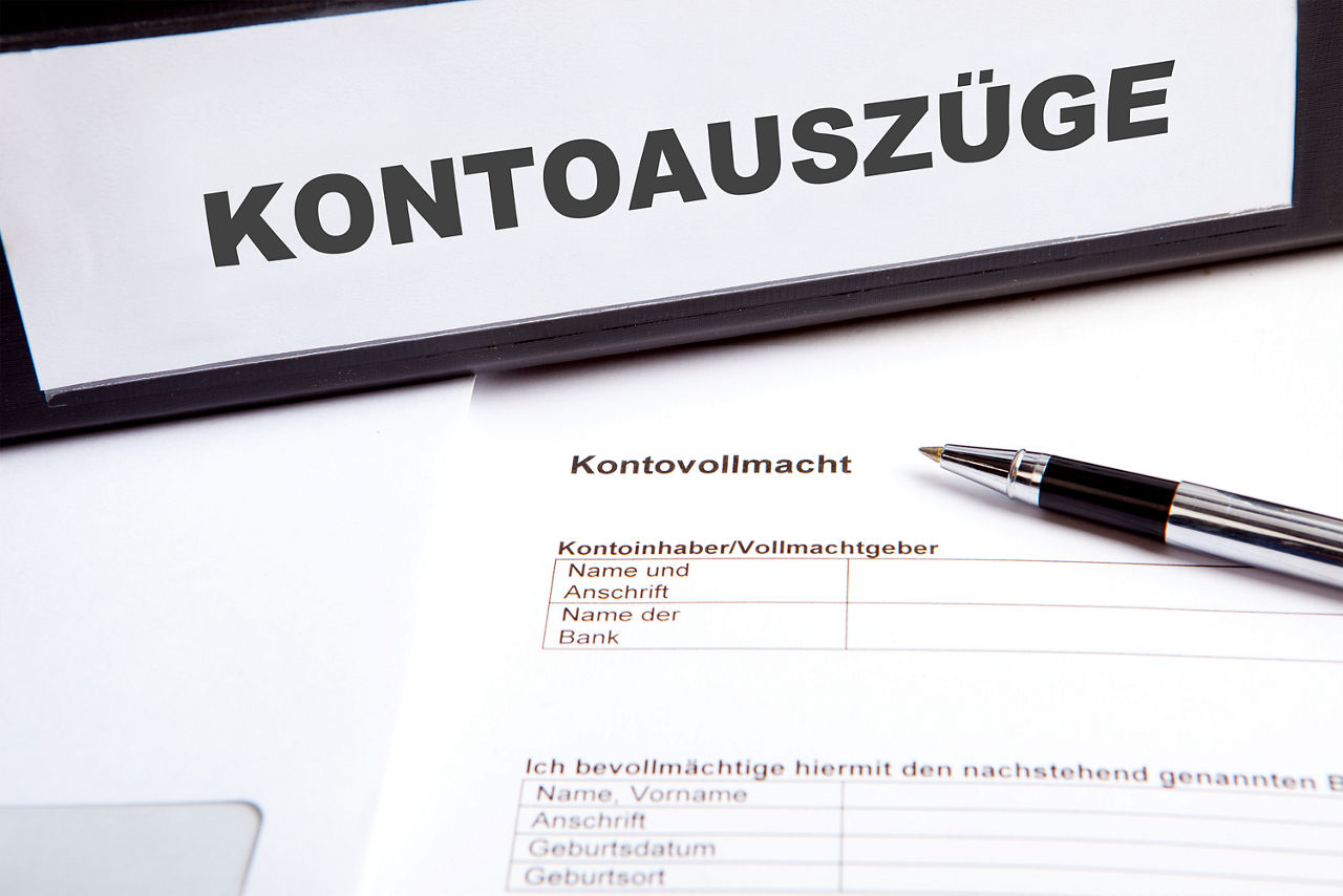 Das Bild zeigt einen Ordner mit der Aufschrift "Kontoauszüge" davor liegt ein Blattpapier auf dem "Kontovollmacht" steht und ein Kugelschreiber