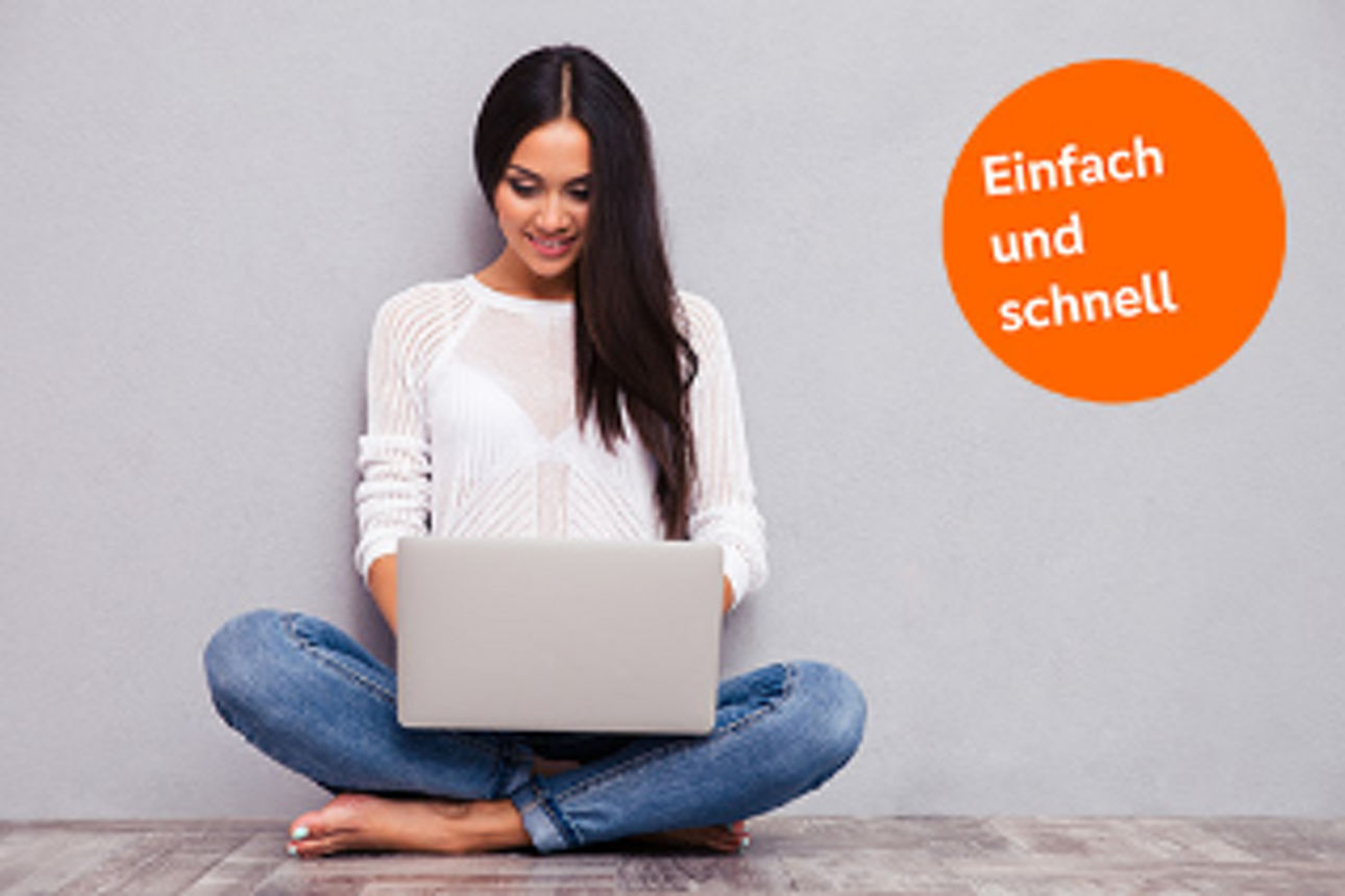 Eine Frau sitzt am Laptop.
