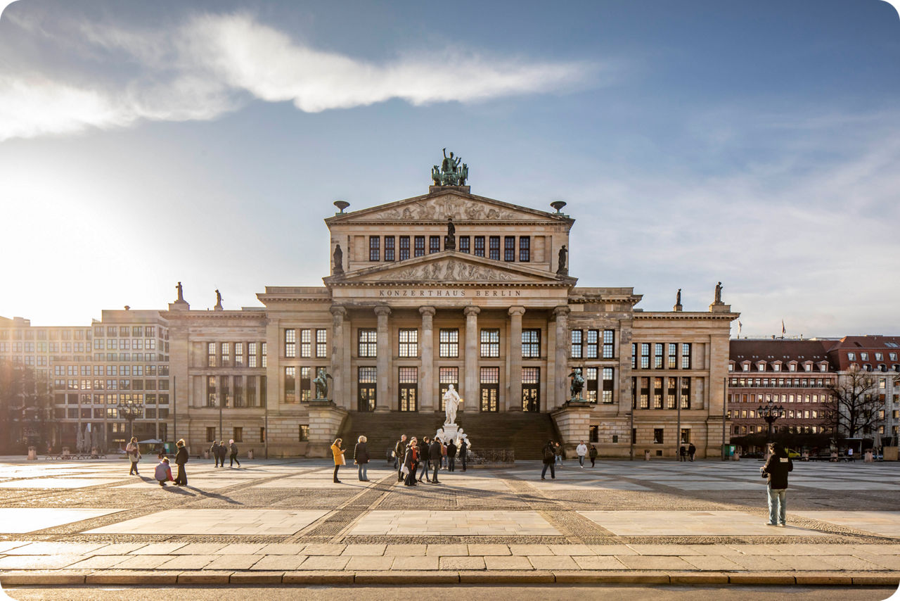 Foto vom Vorplatz und Haupteingang des Konzerthaus Berlin