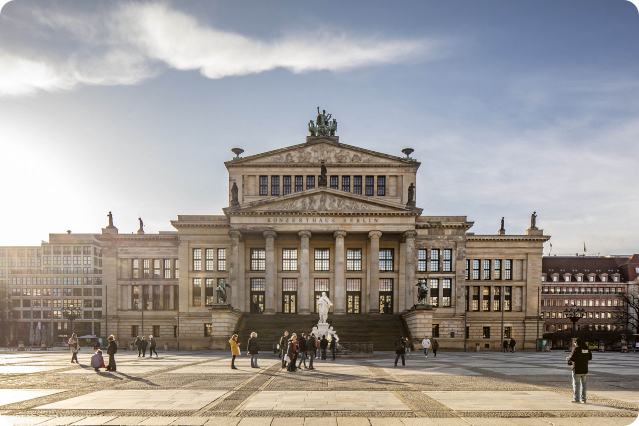 Berliner Konzerthaus am Gendarmenmarkt mit Spaziergängern davor