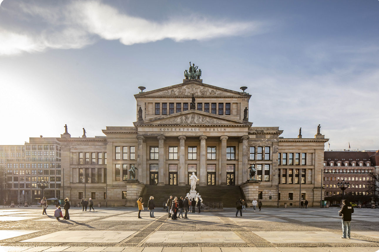 Berliner Konzerthaus am Gendarmenmarkt mit Spaziergängern davor