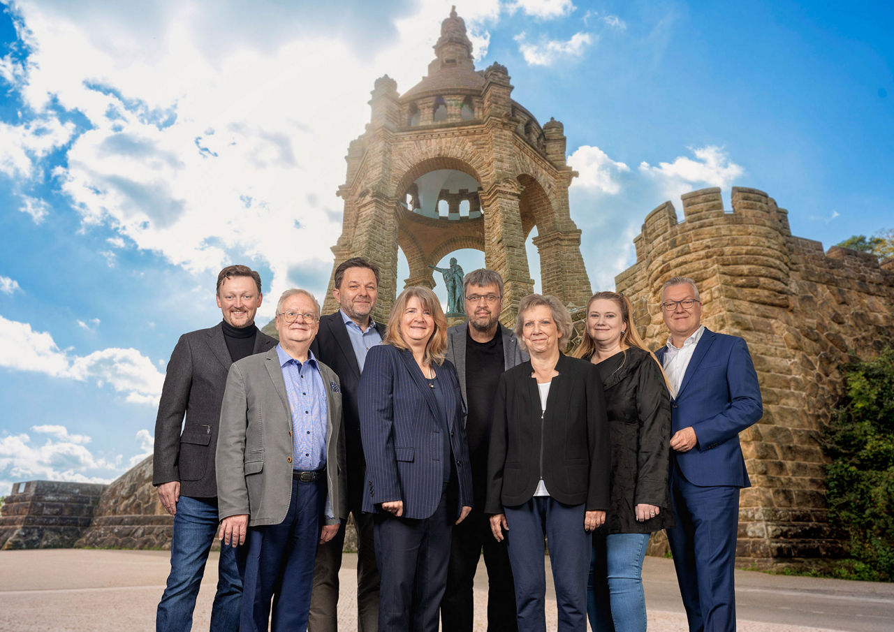 Partnerschaft von Kreisheimatbund, Volksbank PLUS und Volksbank in Ostwestfalen: Gruppenbild vor dem Kaiser-Wilhelm-Denkmal