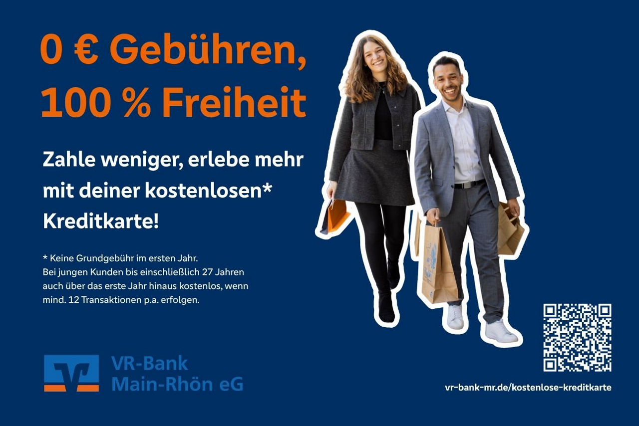 eine Frau uns ein Mann haben Tüten in der Hand und lachen.