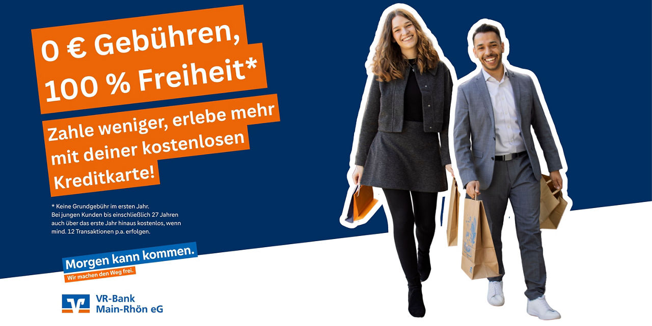 eine Frau uns ein Mann haben Tüten in der Hand und lachen.