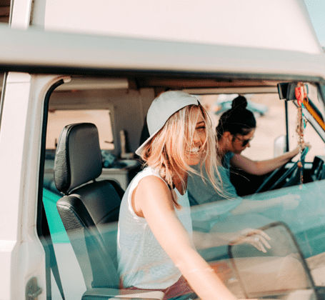 Junge Leute sitzen im Wohnwagen und machen einen Roadtrip