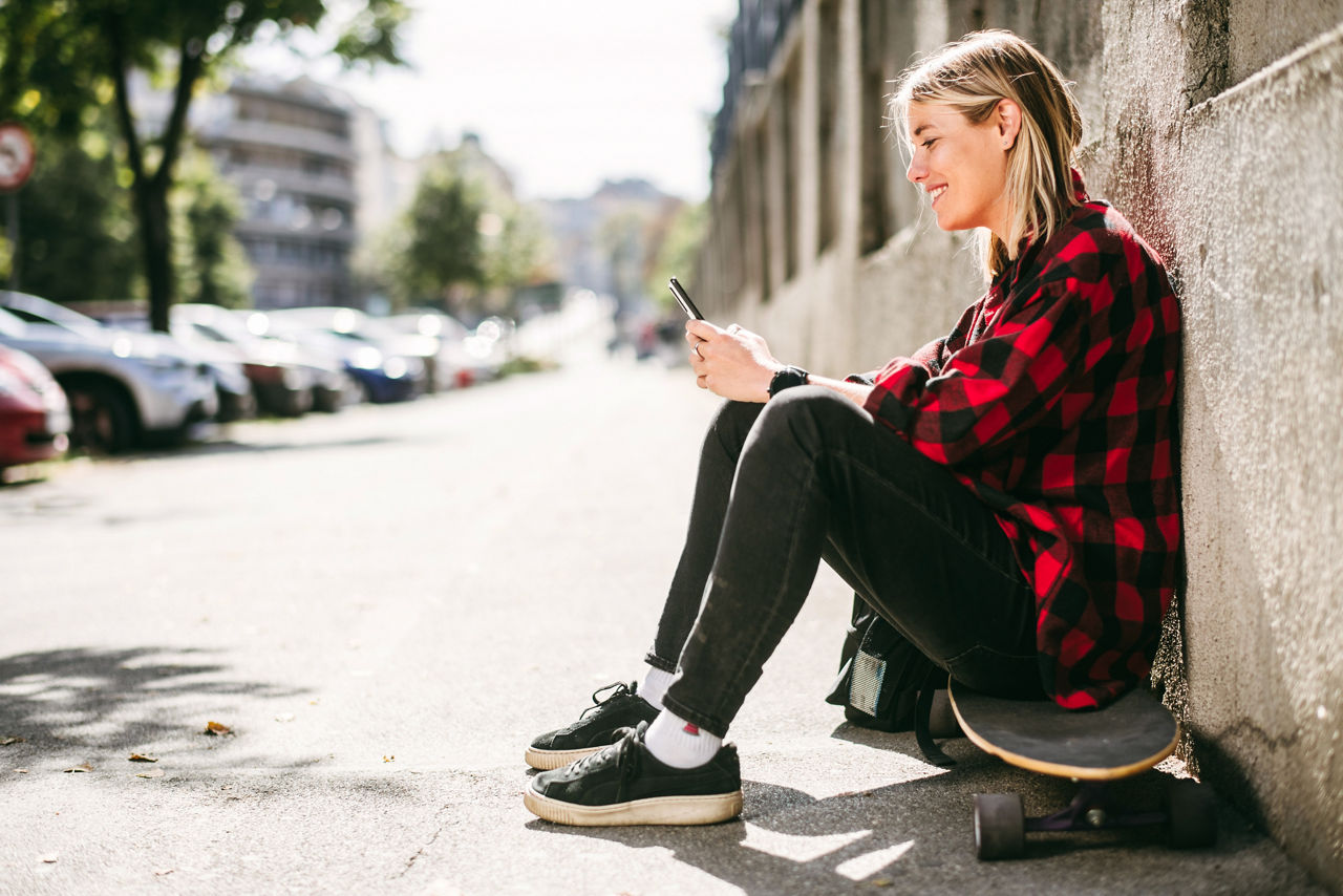 Kontoinhaberin Jugend-Girokonto Sparda Young Horizont mit Smartphone
