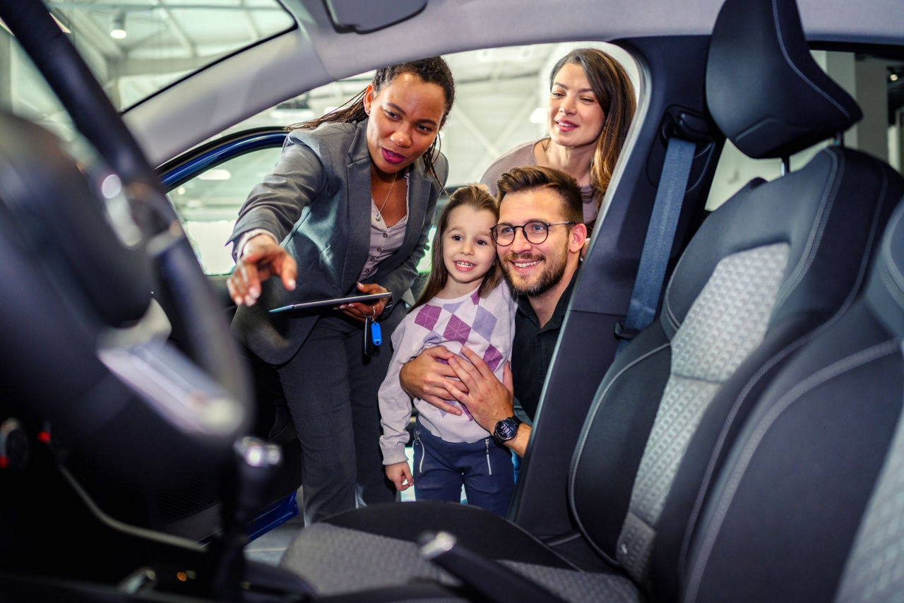 kosum-autokredit-konsumentenkredit-volksbank-raiffeisenbank-rosenheim-auto-familie-ist-gluecklich