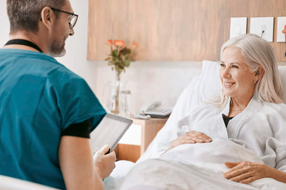 Lächelnde Frau im Krankenbett