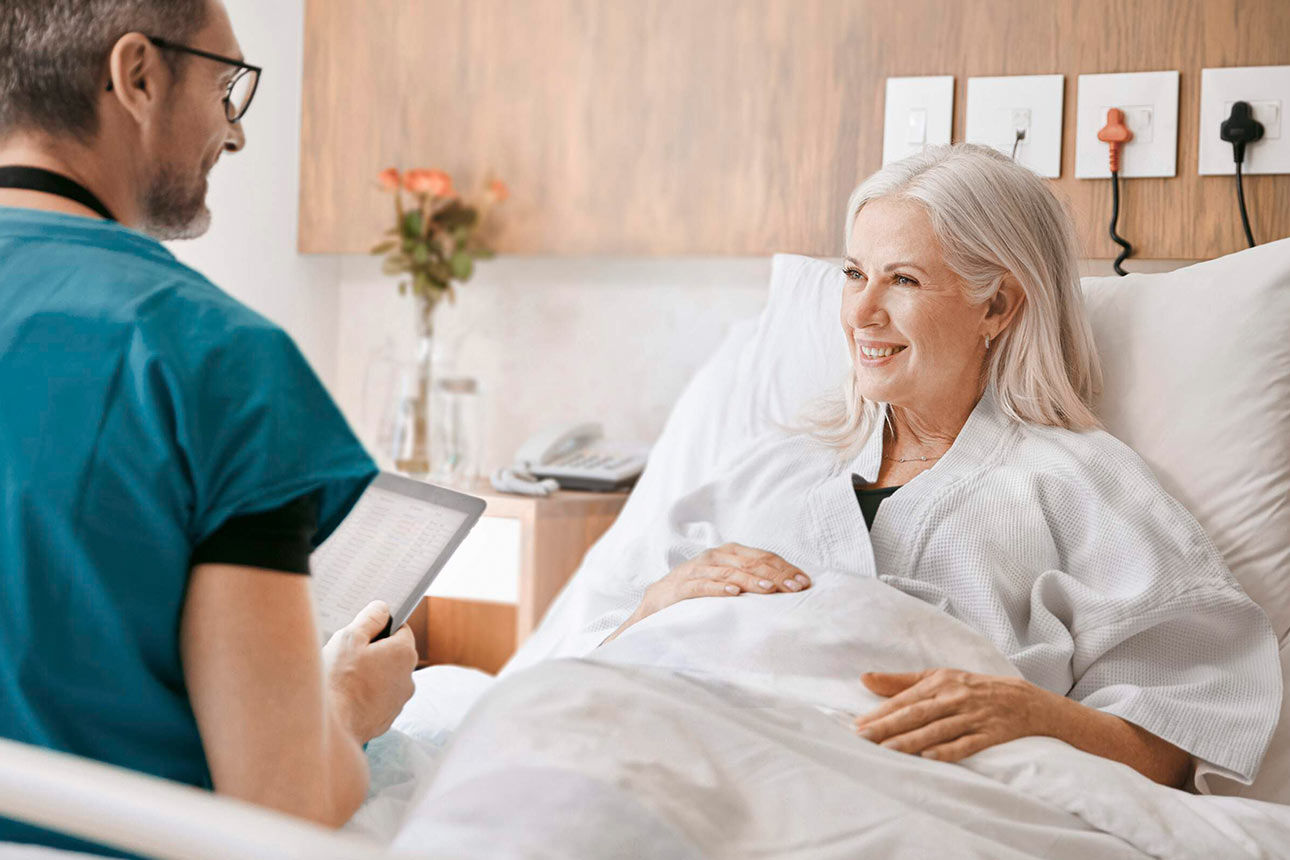 Lächelnde Frau im Krankenbett