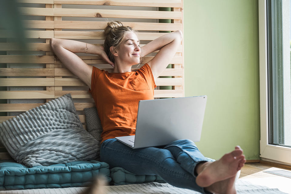 Junge Frau mit Laptop