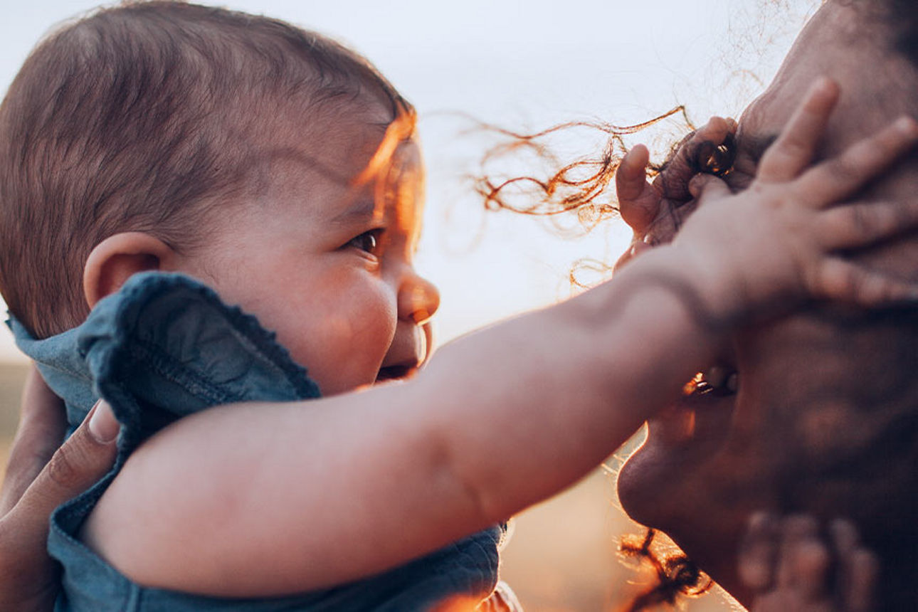 Junge Frau mit Baby in der Abensonne