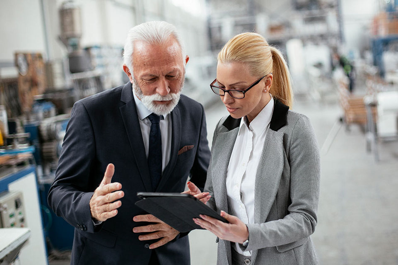 Zwei Personen am Tablet