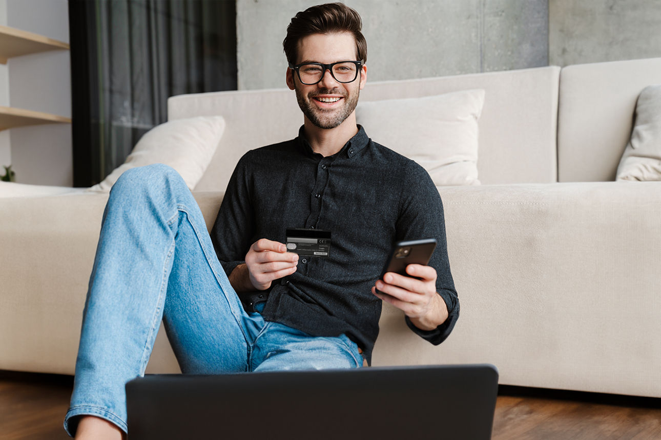 Mann genießt seine Vorteile mit ihrer Mastercard ExclusiveCard Kreditkarte
