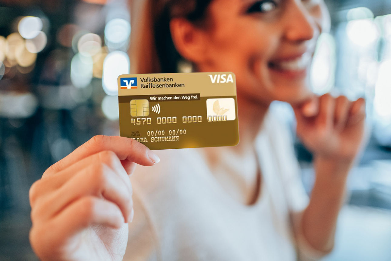 Kreditkarte gold Frau zeigt goldfarbene Kreditkarte vor die Kamera