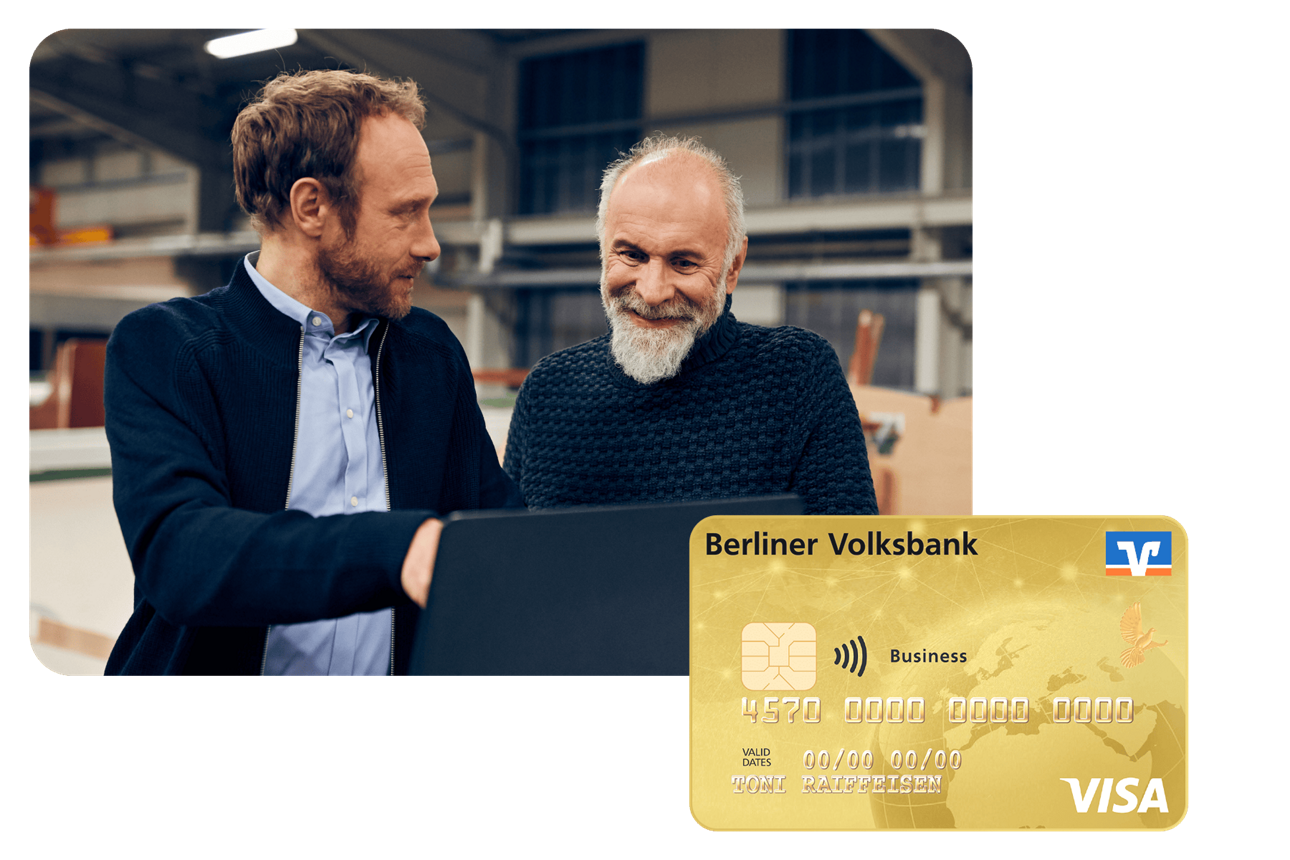 In einer Fabrikhalle sind zwei Männer vor einem Laptop im Gespräch. Davor eingeblendet eine BusinessCard Gold der Berliner Volksbank