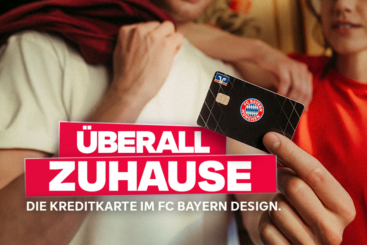 Eine Frau und ein Mann schauen auf die Kreditkarte im exklusiven FC Bayern Sonderdesign