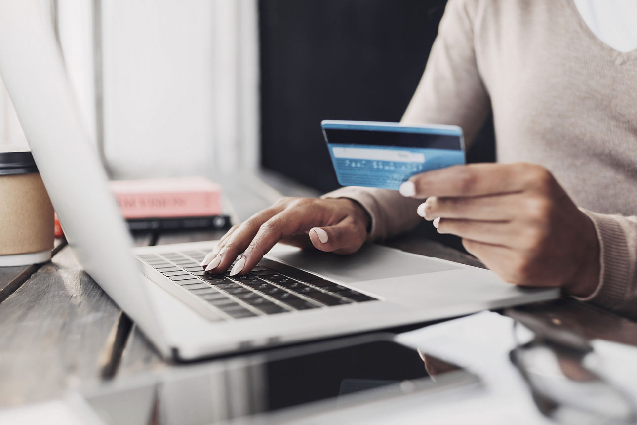 Mann überprüft seine Kreditkarten-Daten mit seinem Handy.