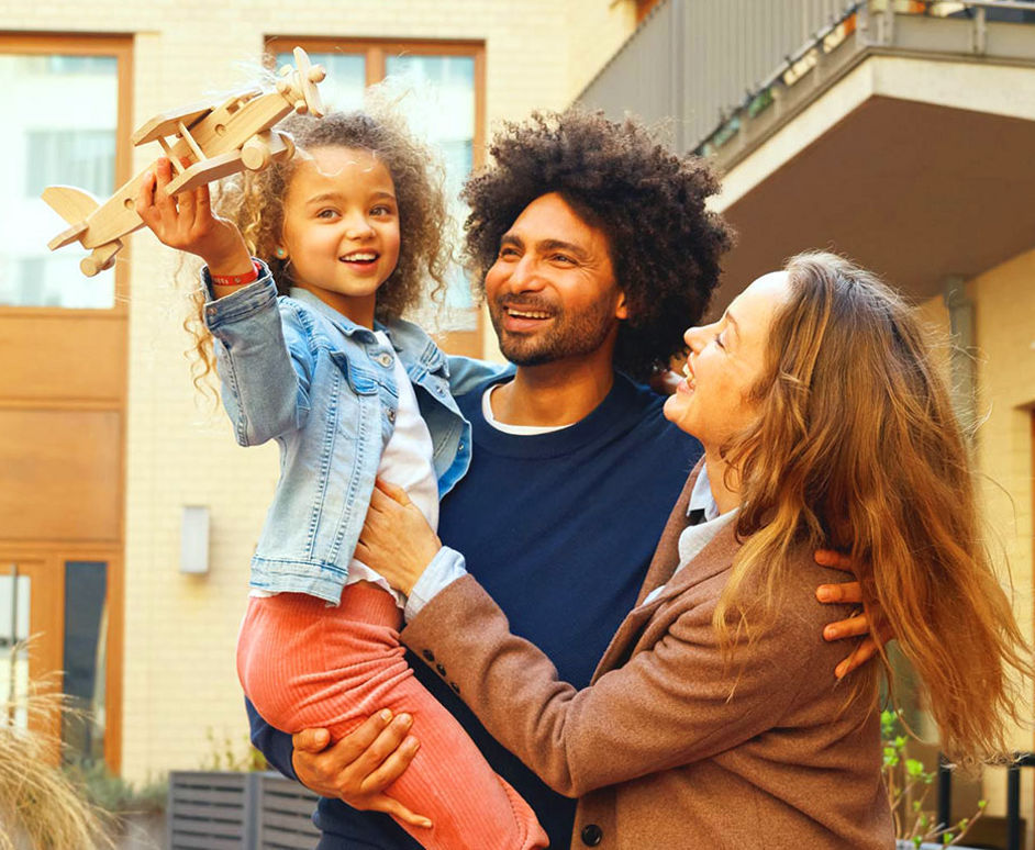 Glückliche Familie umarmen sich