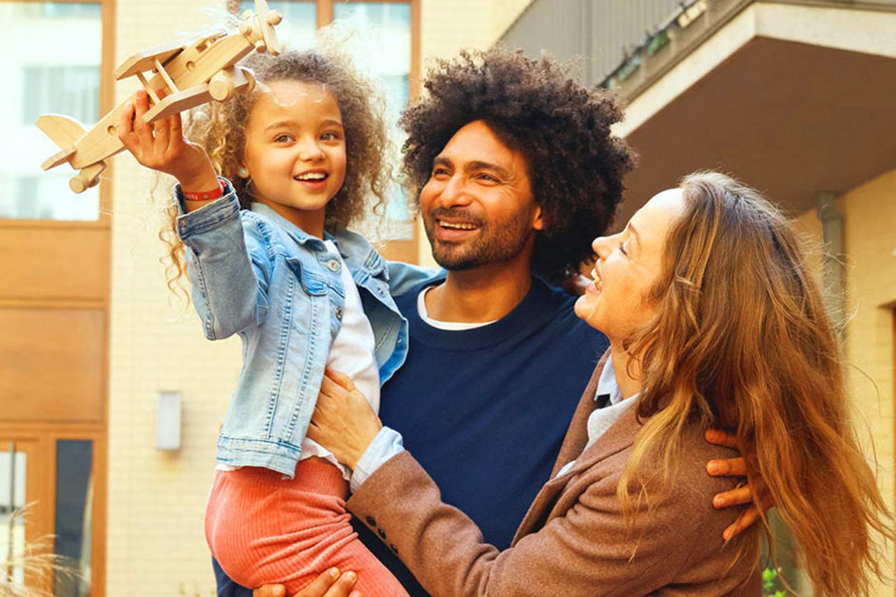 Glückliche Familie umarmen sich