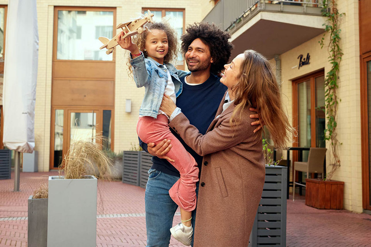 Familie vor einem Haus