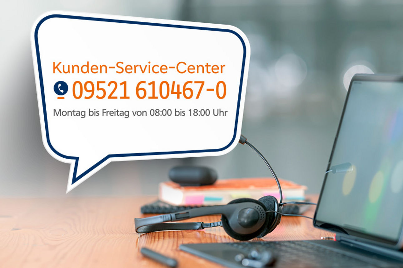 Telefinnummer 09521 610467-0 des Kunden-Service-Centers vor einem Laptop und einem Headset