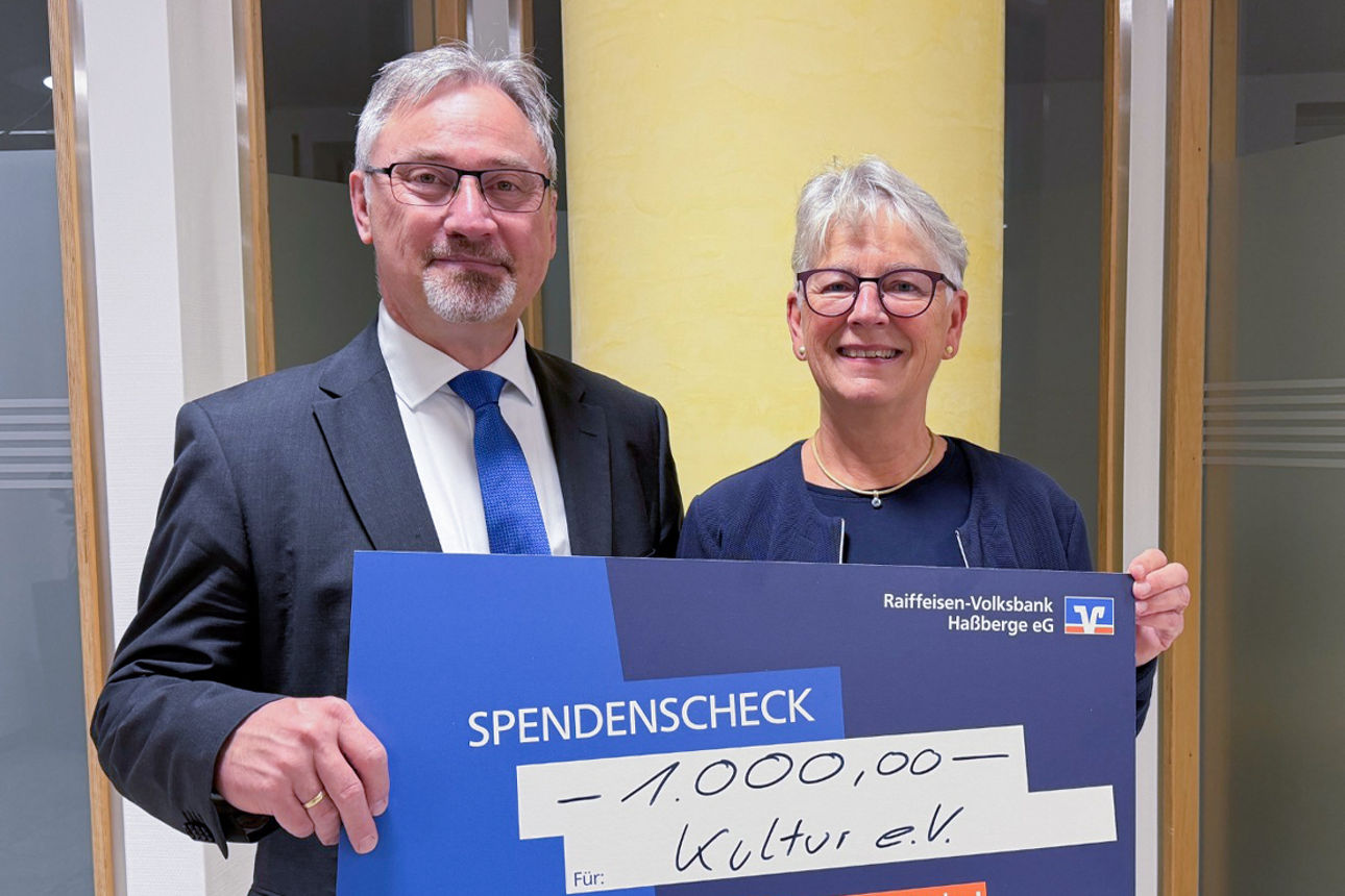 Elmar Zehnter (Filialleiter Hofheim) und Dr. Barbara Goschenhofer(Vorsitzende Kultur e. V.) bei der Scheckübergabe