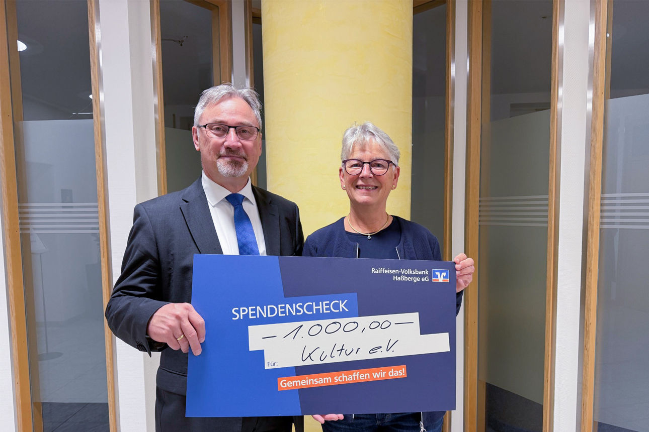 Elmar Zehnter (Filialleiter Hofheim) und Dr. Barbara Goschenhofer (Vorsitzende Kultur e. V.) bei der Scheckübergabe