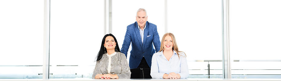 Foto der Kundenbetreuung mit drei Personen im Büro