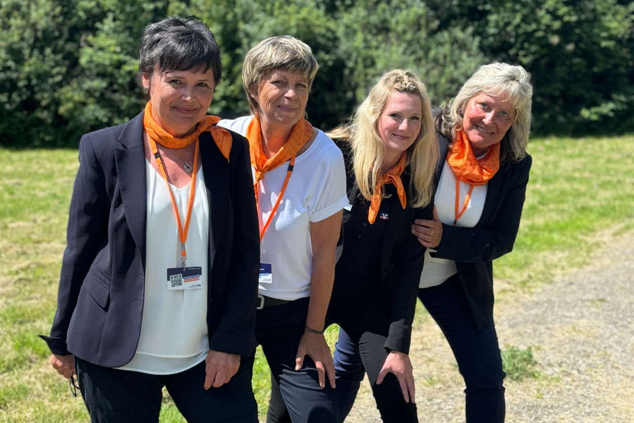 Gruppenbild von Mitarbeiterinnen unseres KundenDialogCenters