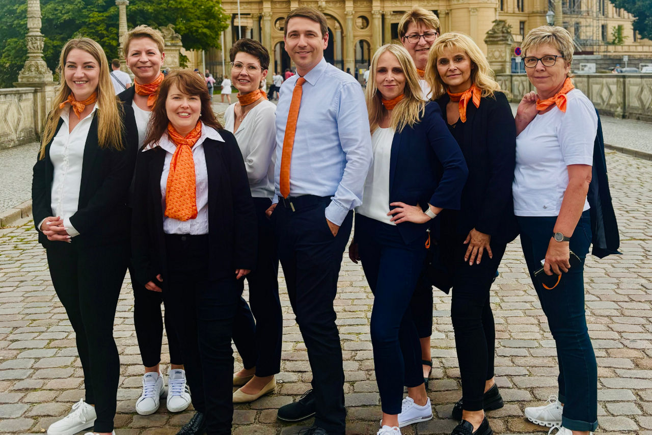 Gruppenbild von Mitarbeiterinnen und Mitarbeitern unseres KundenDialogCenters