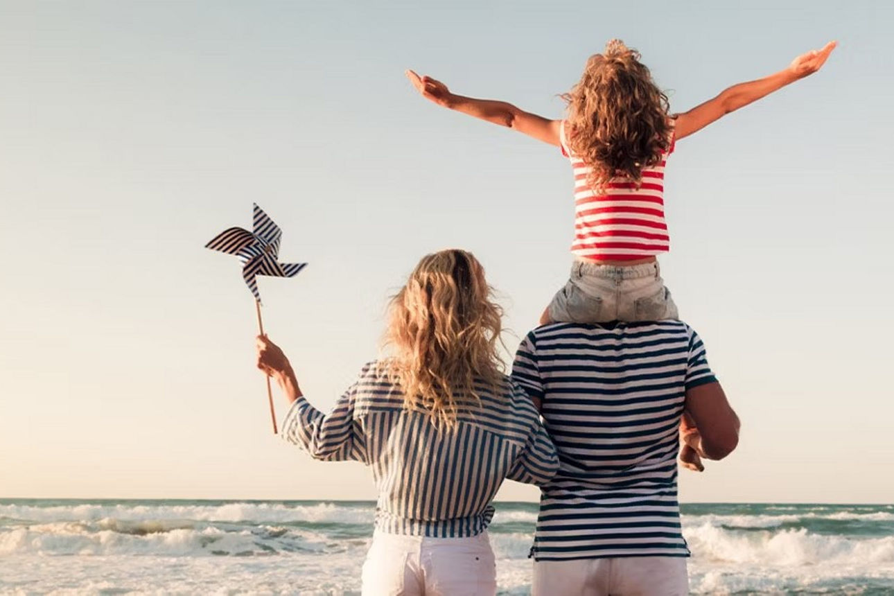 Eine Familie schaut auf das Meer
