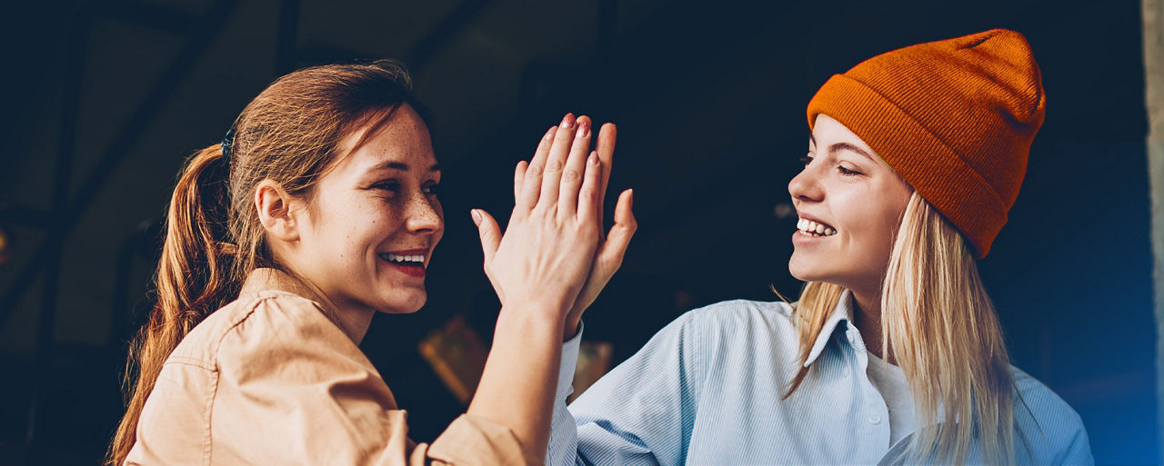 Zwei Frauen die High Five machen