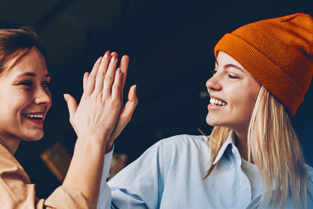 Zwei Frauen die High Five machen