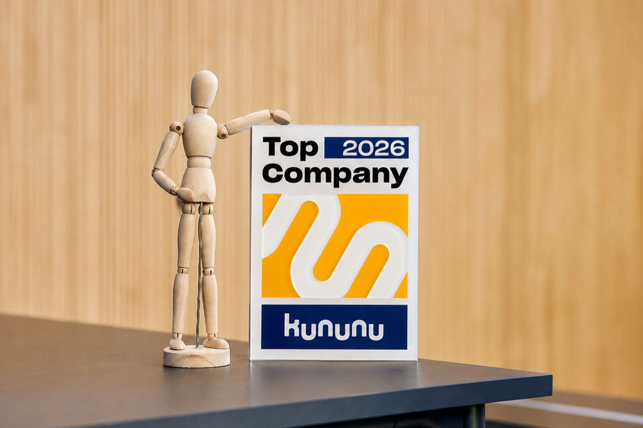 Holzfigur hält kununu Siegel Top Company